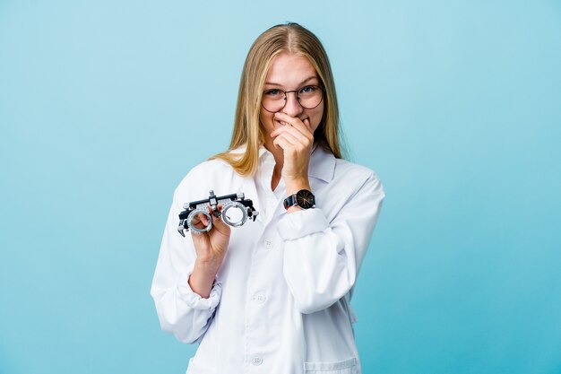 Optometrist vrouw lachen om iets