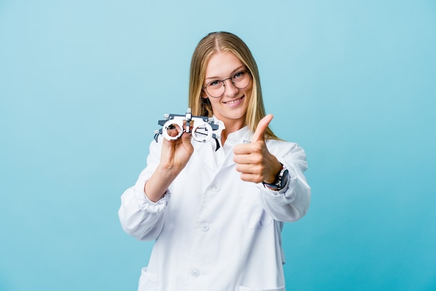 optometrist vrouw met thumbs ups