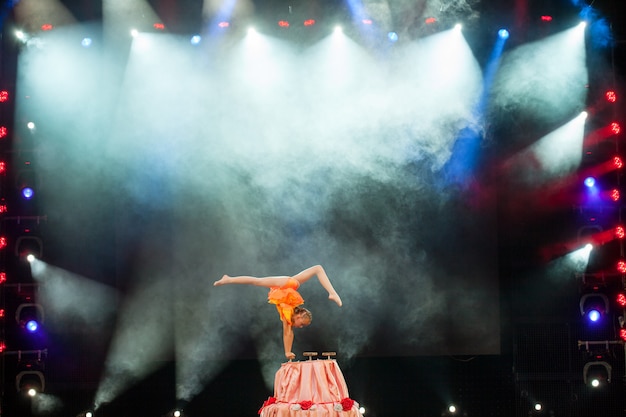 Optredens mooie meisjesturners in het circus