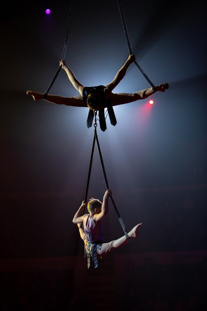 Foto optredens van artiesten op hoogte onder de koepel van het circus