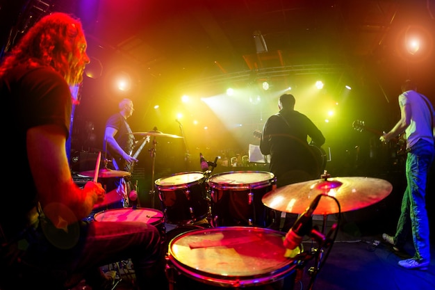 Optredens van de muzikanten, de drummer op de voorgrond