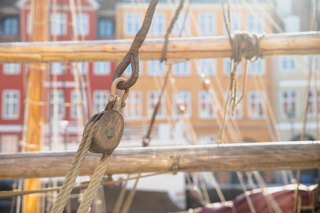 Optuigen op een oud zeilschip in Denemarken