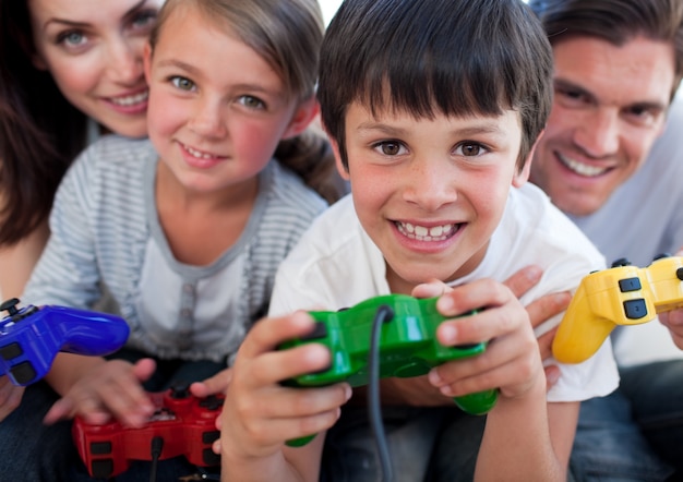 Opwindende familie die videospelletjes speelt