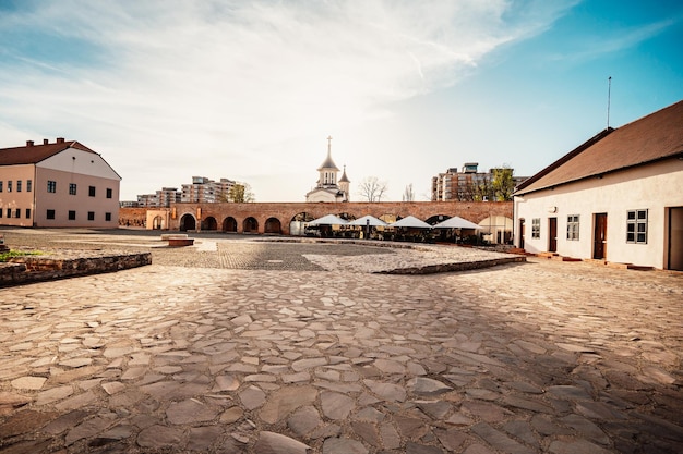 Oradea Roemenië met fort ook bekend als Nagyvarad en in de backround Catedrala Episcopala invierea Domnului West-Transsylvanië in Roemenië