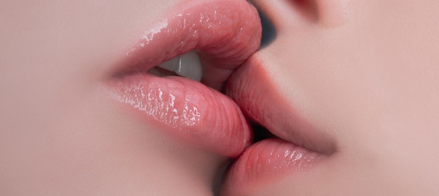 写真 唇にキスする口の喜びのカップルの女の子は、官能的なタッチにキスする性的活動の熱い前戯をクローズアップします