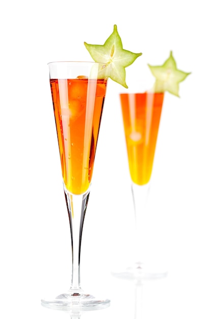 Апельсиновый алкогольный коктейль с карамболой