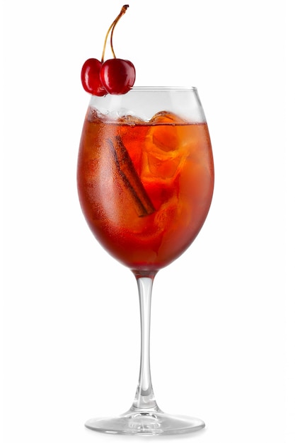 Cocktail arancione dell'alcool con le bacche della ciliegia isolate