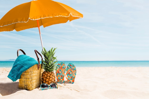 Фото Оранжевый коллаж с пляжным зонтиком