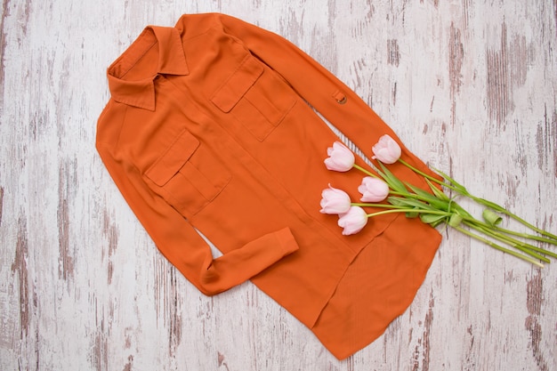 Фото Оранжевая блузка и розовые тюльпаны