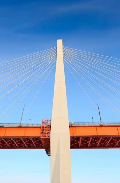 Foto ponte arancione nel cielo