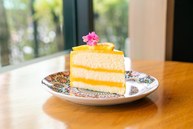 아름다운 접시에 오렌지 케이크