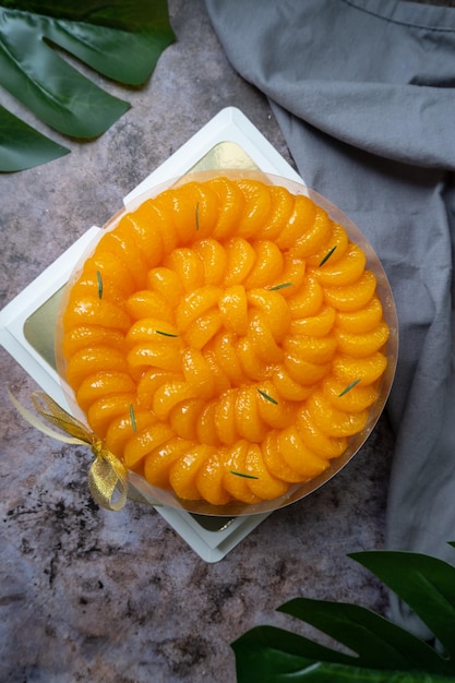 オレンジで飾られたオレンジケーキ