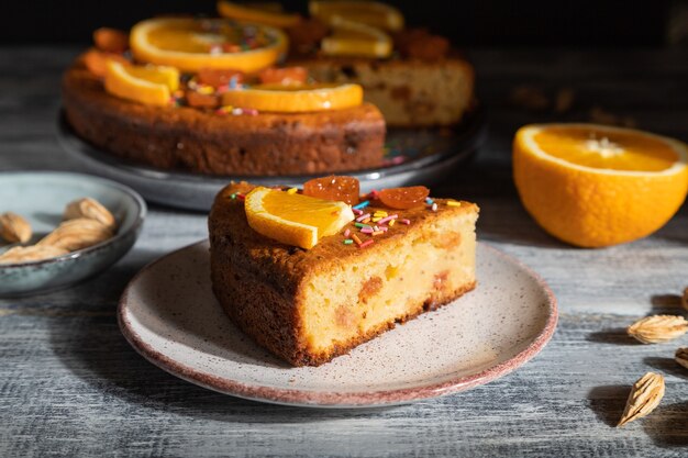 Torta all'arancia su un legno grigio