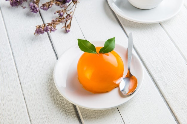 흰색 나무 테이블에 오렌지 케이크