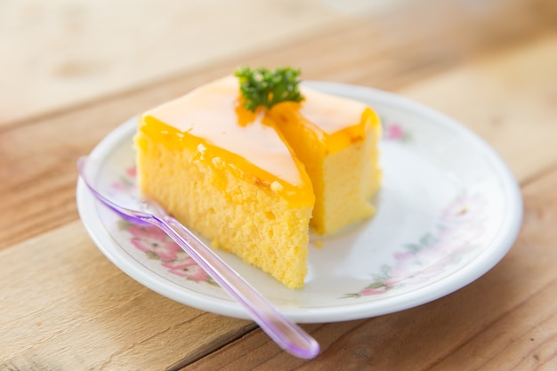 Torta arancione sul fondo della tavola in legno