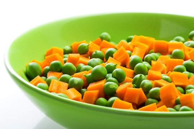 Photo orange carrots and green peas