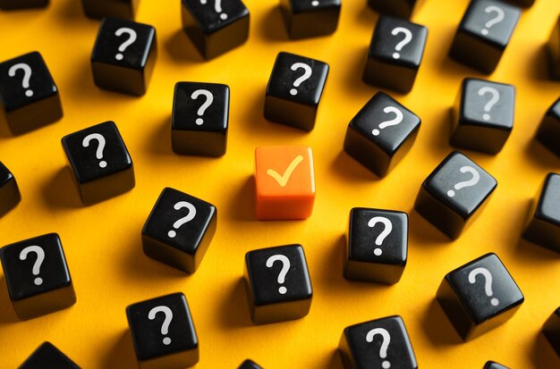 多くの質問符の中にオレンジ色のチェックマーク 正確な答え 課題の完了