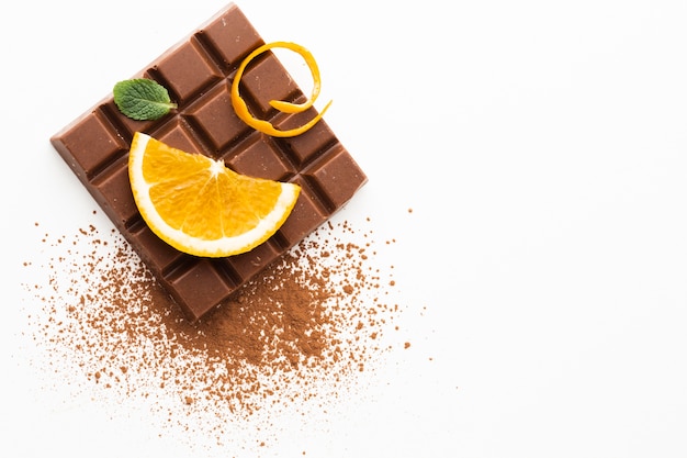 Foto arancia e cioccolato su sfondo chiaro