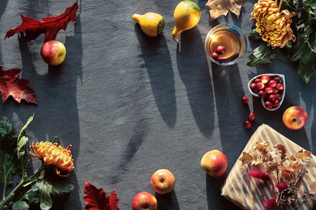 Fiori di crisantemo arancioni secchi coda di coniglio erba e foglie di quercia rossa decorazioni autunnali vista dall'alto