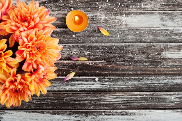 Photo orange chrysanthemum and lit candle