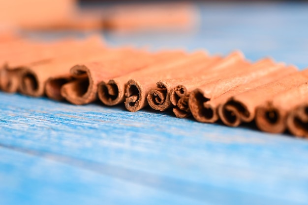 Photo orange cinnamon sticks with sun lights on the kitchen table