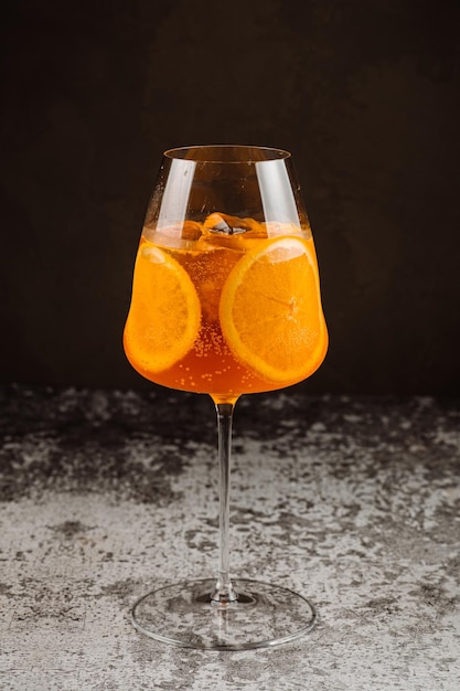 グラスに入ったオレンジ色のカクテル アペロール