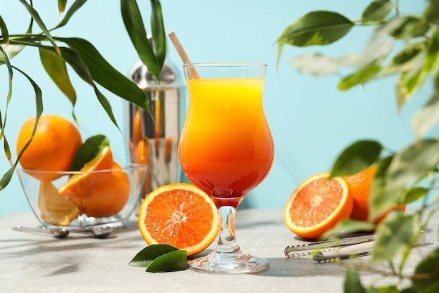 新鮮なおいしい夏の柑橘系のカクテルのオレンジ カクテル コンセプト