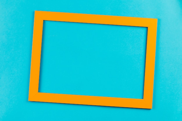 Foto cornice di colore arancione su sfondo blu brillante.