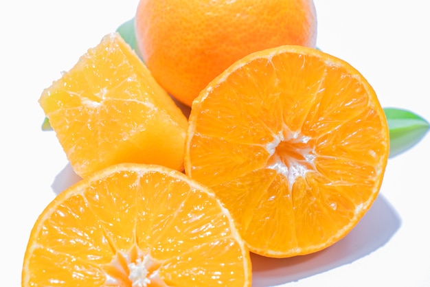 Сочетание апельсина на белом фоне
