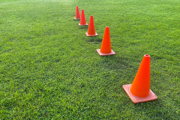 Photo orange cones on football fields