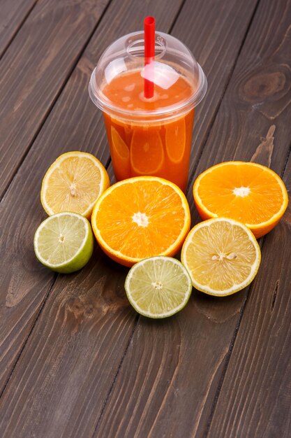 Детоксикационный коктейль с половиной апельсина и лайма лежит на столе