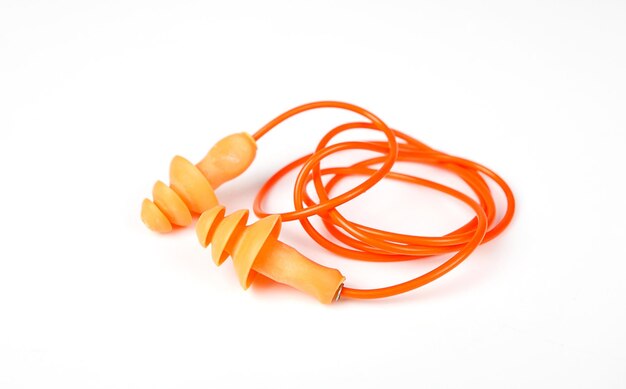 白い背景に分離されたオレンジ色の耳栓
