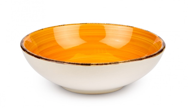写真 オレンジ色の空のボウルは、白い背景で隔離。セラミック食器。