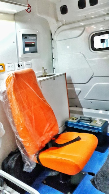 Photo orange empty chair in ambulance
