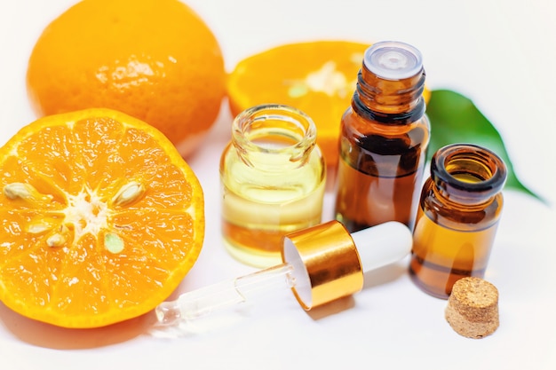Фото Апельсиновое эфирное масло в бутылке и апельсины