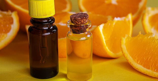 Olio essenziale di arancia su fondo giallo focusnature selettivo