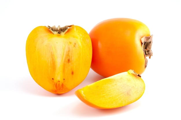白い背景にオレンジ色の新鮮な有機柿