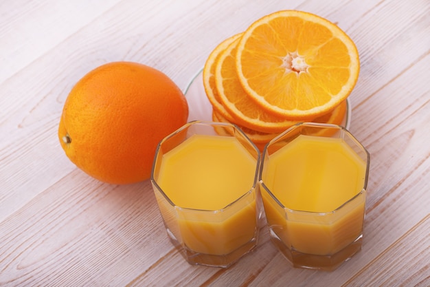 사진 오렌지 과일과 주스 흰색 배경에 고립