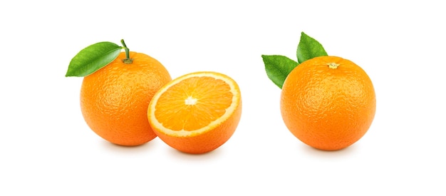 Фото Апельсиновые фрукты и апельсины на кусочках с зелеными листьями на прозрачном фоне