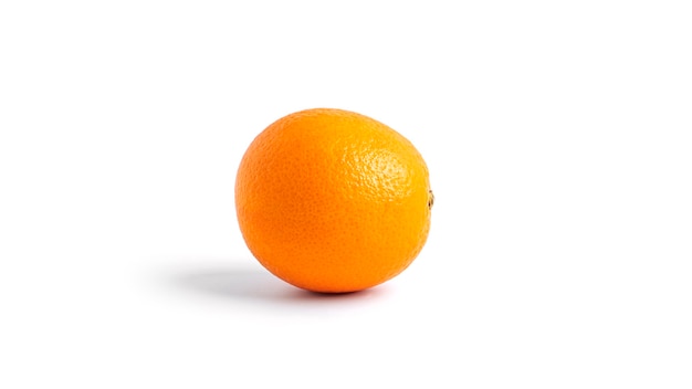 白い背景に分離されたオレンジ色の果実。高品質の写真