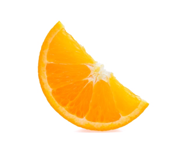 白い背景で隔離のオレンジ色の果実