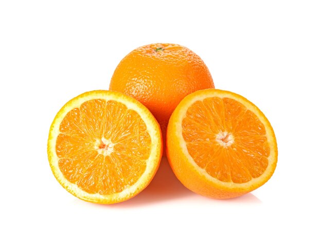Апельсиновые фрукты на белом фоне