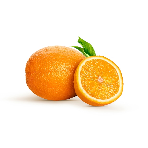 白い表面に分離されたオレンジ色の果実
