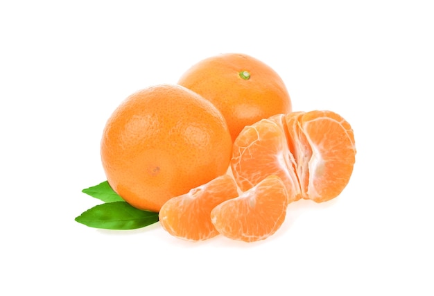 흰색 표면에 고립 된 오렌지 과일
