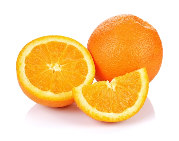 白で分離されたオレンジ色の果実