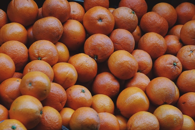 Foto frutta arancione sul mercato cibo sano e frutta gustosa