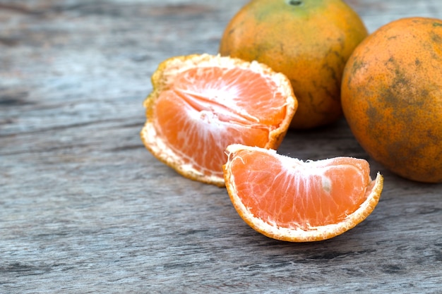 Оранжевые фрукты на старом деревянном столе