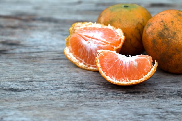 古い木製の机の上にオレンジの果物