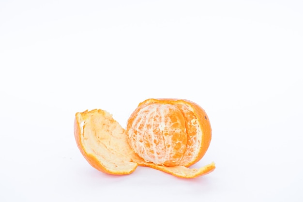 写真 白い背景にオレンジ色の果物
