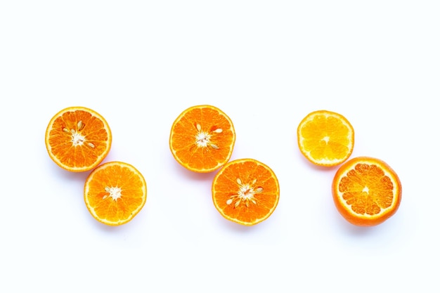 白い背景にオレンジ色の果物